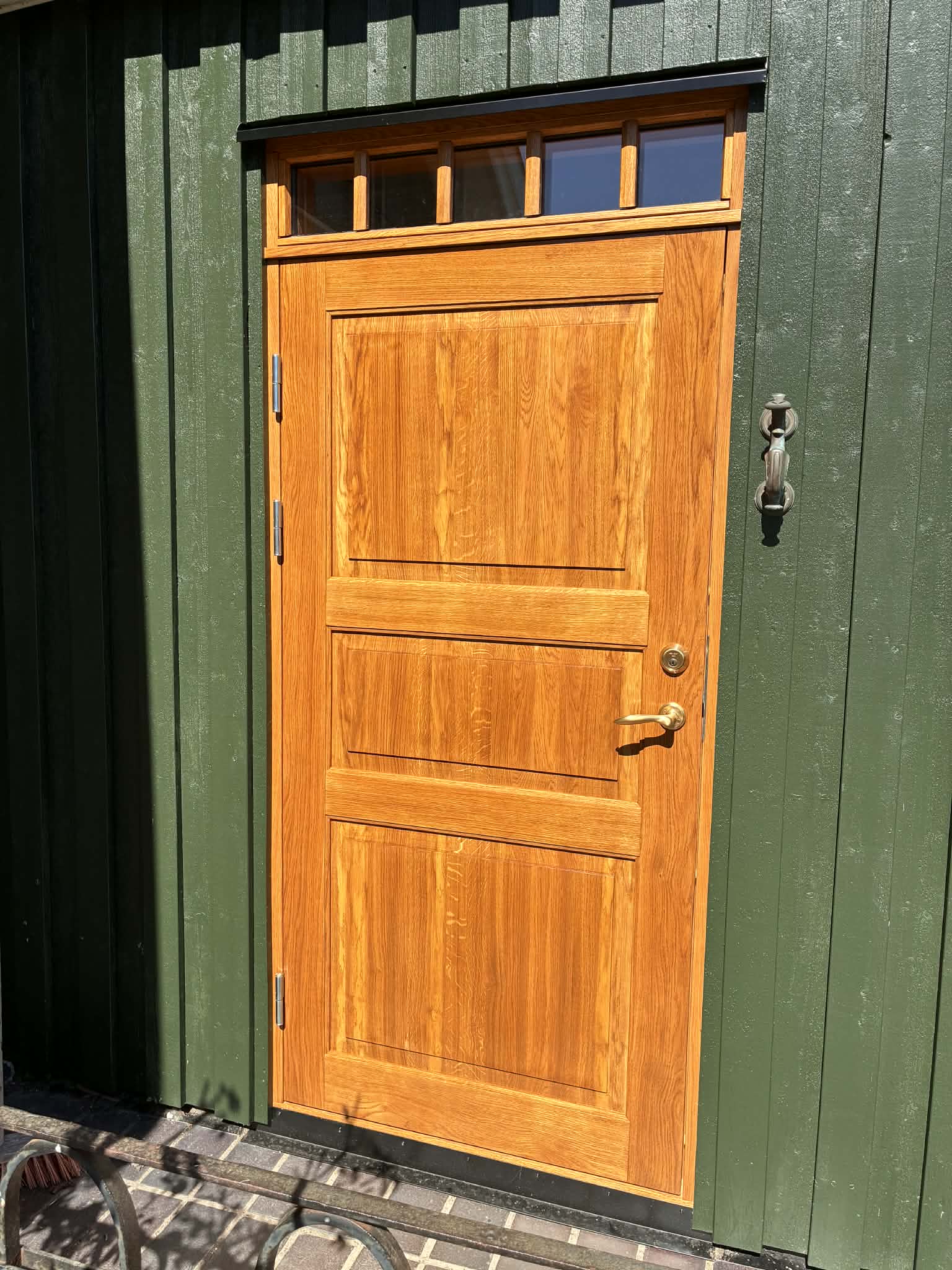 Specialtillverkad ytterdörr i ek.